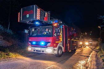 Lagerfeuer sorgt in Burkhardtsdorf für Feuerwehreinsatz - Feuerwehreinsatz am späten Sonntagabend an der Becherstraße in Burkhardtsdorf.
