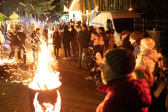 Lagerfeuerromantik lockt zahlreiche Gäste an den Pöhlberg - Lagerfeuerromantik statt Wintergaudi war am Samstagabend am Poehlberg in Annaberg-Buchholz angesagt.