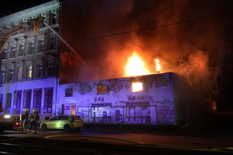 Lagerhalle auf der Bernsdorfer Straße in Chemnitz brennt: Feuerwehr im Großeinsatz - Ein Haus auf der Bernsdorfer Straße steht in Flammen.