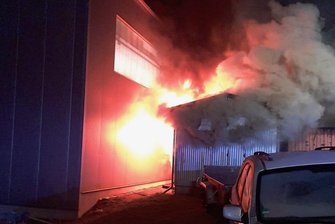 Lagerhalle brennt: Defektes Notstromaggregat in Flammen? - Aus dem Nebengebäude einer Werkhalle schlugen die Flammen. Die Wehren von Kleinhartmannsdorf und Eppendorf waren im Einsatz. 