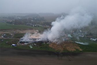 Lagerhalle eines Landwirts in Neumark geht in Flammen auf: „Wer macht so etwas? Das vernichtet unsere Existenz“ - Das Drohnenfoto zeigt die Ausmaße des Brandes vom 4. November in Neumark. Foto: Mike Müller