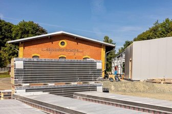 Lagerhalle: Streit um Blick auf die Göltzschtalbrücke entbrannt - Die frisch errichtete Lagerhalle der Firma Erdbohrer am ehemaligen Güterschuppen Göltzschtalbrücke - hier in der Bauphase - erntet noch immer Kritik.
