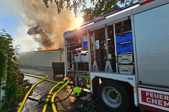 Lagerhallenbrand in Chemnitz: Ursache steht fest - Bei dem Brand am Samstagabend auf der Chemnitztalstraße wurde eine Lagerhalle zerstört.