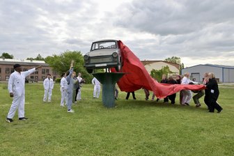Laien-Darsteller aufgeregt vor Zwickauer Premiere: „Habe noch nie öffentlich so persönliche Erfahrungen erzählt“ - Die Inszenierung „Transit Zwickau“ spielt im August-Horch-Museum. Dabei geht es auch um Schicksale von Zwangsarbeitern während des Nationalsozialismus sowie von DDR-Vertragsarbeitern.
