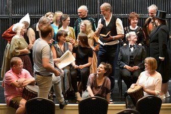 Laien erobern Theaterbühne in Freiberg - Das Ensemble unter Leitung von Markus Gille und Orli Baruch.