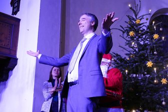 Laiendarsteller aus dem Erzgebirge regen mit außergewöhnlicher „TV-Show“ zum Nachdenken an - In die Rolle des Moderators der TV-Show schlüpft Nils Wohmann, der Bruder von Autor Torsten Wohmann.