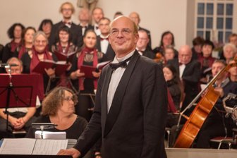 Laiensänger im Glück: Wie es mit dem vogtländischen Traditionschor weitergeht - Die Singakademie Plauen hat ihren künstlerischen Leiter Torsten Petzold (vorn) verabschiedet. Vor kurzem hat der Chor mit dem Hofer an der Spitze sein letztes Konzert in Jocketa gegeben.