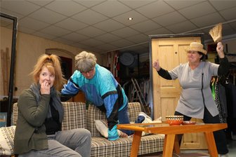 Laienschauspieler aus im Erzgebirge bieten zum Jubiläum „Eine Woche mit dem Eiermann“ - Zeigen schon in den Proben vollen Körpereinsatz: Conny Bärthel, Gunnar Wetzel und Ines Wetzel (von links).