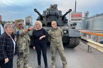 Lambrecht: Ukraine bekommt zusätzlich 16 Haubitzen aus Slowakei - Verteidigungsministerin Christine Lambrecht (SPD, 2v.r) besichtigt mit ihrem ukrainischen Amtskollegen Olexij Resnikow (r) im Getreidehafen von Odessa einen ursprünglich aus Deutschland stammenden Flugabwehrpanzer vom Typ Gepard. Lambrecht war von ihrem ukrainischen Amtskollegen Olexij Resnikow am Schwarzen Meer empfangen worden.