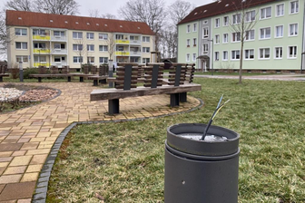 Es ragten nur noch die Drähte gen Himmel: Auf dem Bahnhofsvorplatz in Mittweida waren an elf Pollerlampen die Köpfe abgerissen worden.