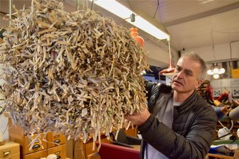 Lampen aus Zeitungen und Kleider aus Papier: Limbacher Floristen zeigen wie aus Altem Neues entstehen kann - "Freie Presse"-Zeitungen einmal anders. Torsten Meiner hat aus ihnen Lampenschirme im Rahmen eines Upcycling-Projektes gefertigt. Die Ergebnisse des Projektes sind derzeit in einer Ausstellung im Kulturgutkaufhaus in Limbach-Oberfrohna zu sehen.