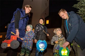 Lampion und Martinshörnchen: Wo in Flöha, Oederan und Umgebung Martinsfeste stattfinden - In Falkenau wurde am Freitagabend das Martinsfest gefeiert. Nach der Andacht führte der Lampionumzug zur Kita. Dabei war auch die Familie Heer.
