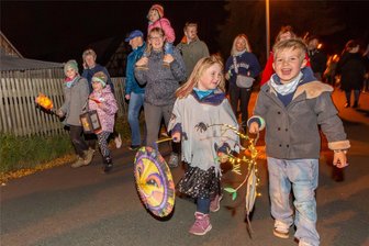 Lampionumzug mit dem Fanfarenzug Schellenberg: Braunsdorfer Maibaum „schläft“ jetzt - Höhepunkt für die Kleinsten Braunsdorfer ist im Herbst der Lampionumzug.