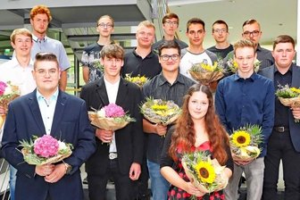 Land- und Tierwirte ernten Lohn für ihren Fleiß - Lisa Neupert und Philipp-Sven Grünert (vorn links) sind die Jahrgangsbesten in den Ausbildungsberufen Landwirt beziehungsweise Tierwirt. 