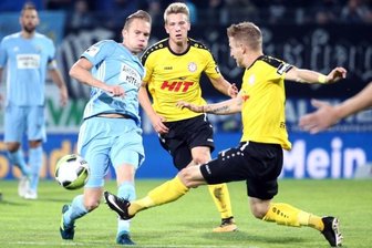 Land unter beim CFC - Kölns Dominik Ernst klärt vor Dennis Grote, dazwischen Nico Brandenburger (Fortuna).