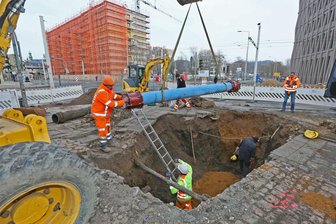 Land unter im Zwickauer Zentrum: Wasserohrbruch sorgt am Freitag für Überflutungen und Verkehrseinschränkungen - Ein Wasserrohrbruch am Zwickauer Stadtring sorgte am Freitag für Aufsehen. Eine Baufirma arbeitete mit Hochdruck an der Reparatur der Trinkwasserleitung.