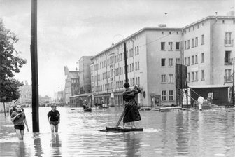Land unter in Chemnitz: Vor 70 Jahren stand Karl-Marx-Stadt unter Wasser - Das Chemnitzer Reitbahnviertel (damals Ernst-Thälmann-Straße) im Juli 1954. Große Teile der Innenstadt von Karl-Marx-Stadt standen unter Wasser.