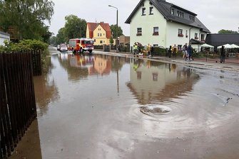 Land unter in Hohenstein-Ernstthal: Regen hebt August-Bebel-Straße an - Land unter: Auf der August Bebel-Straße entstand kurz vor 16 Uhr infolge eines heftigen Regenschauers ein See.