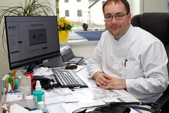 Landarztpraxis in Falken steigt in Forschungen der TU Dresden ein - Allgemeinmediziner Christoph Lohmann nimmt sich die Zeit für die Mitarbeit an den Projekten des sächsischen Forschungspraxen-Netzwerkes Saxo-For-N.