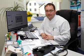 Landarztpraxis in Falken steigt in Forschungen der TU Dresden ein - Allgemeinmediziner Christoph Lohmann nimmt sich die Zeit für die Mitarbeit an den Projekten des sächsischen Forschungspraxen-Netzwerkes Saxo-For-N.