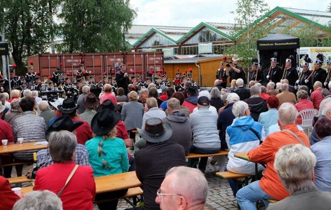 Landesausstellung startet in Oelsnitz mit Bergmusikkorps, Line Dance und Puppentheater - Über 200 Besucher haben am Nachmittag dem Freiluft-Konzert des Bergmusikkorps Oelsnitz gelauscht.