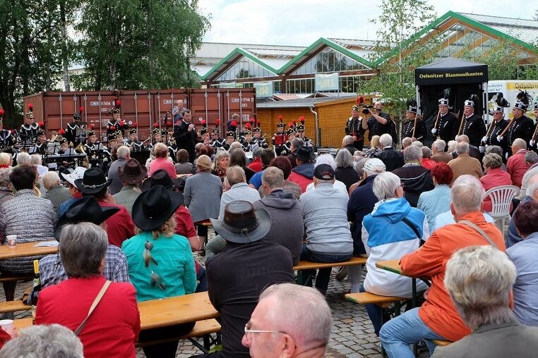 Landesausstellung startet in Oelsnitz mit Bergmusikkorps, Line Dance und Puppentheater - Über 200 Besucher haben am Nachmittag dem Freiluft-Konzert des Bergmusikkorps Oelsnitz gelauscht.