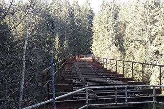 Landesdenkmalschutz gibt kein Geld für Zwönitzer Fuchsbrunnbrücke - Die marode Fuchsbrunnbrücke bei Zwönitz – ob sie saniert werden kann, bleibt ungewiss.