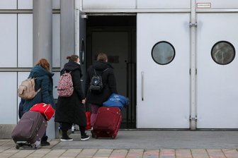 Landesdirektion: 30.000 ukrainische Flüchtlinge in Sachsen - Aus der Ukraine geflüchtete Menschen gehen in eine Erstaufnahmeeinrichtung auf der Leipziger Messe.
