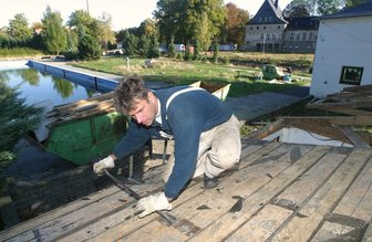 Landesdirektion verzeichnet ansteigende Zahl der Bauanträge in Überflutungsgebieten - 
              <p class="artikelinhalt">Kurswechsel in Altchemnitz: Tino Urbanski bei Abrissarbeiten am 2002 überfluteten Flussbad. Wenig später ließ die Stadt aber Wohnungen im Gebäude im Hintergrund einrichten. </p>
            