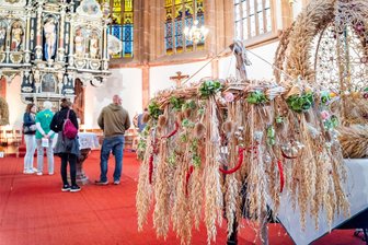 Landeserntedankfest in Mittweida: Welche Erntekrone ist die schönste? - 35 Erntekronen und Erntekränze - traditionell oder auf Freestyle-Art gebunden - sind im Wettbewerb.