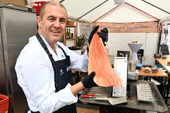 Landeserntedankfest Mittweida: Was kosten Bier, Brot und Bratwurst? Und wo gibt es etwas gratis? - Der als „Räuchersachse" bekannte Koch Ronny Grimmer bietet in der Rochlitzer Straße Lachs vom Grill an.