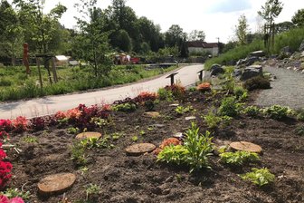Landesgartenschau: 150 Orchideen gestohlen - An dieser Stelle auf dem Landesgartenschau-Areal im Mühlbachtal standen die Orchideen, welche von Unbekannten gestohlen worden sind.
