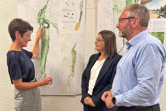 Landesgartenschau 2029 im Göltzschtal: Was für eine bessere Anbindung geplant ist - Barbara Meyer (2. v. r.) informiert sich über den Planungsstand zur Laga im Göltzschtal.
