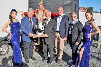 Landesgartenschau: Aue-Bad Schlema erhält von Torgau einen Staffelball - Keinen Staffelstab, sondern einen Staffelball erhielt Oberbürgermeister Heinrich Kohl (2. v. l.) bei der Abschlussveranstaltung der Landesgartenschau in Torgau.