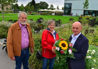 Landesgartenschau empfängt 333.333. Besucherin - Carola Manthey ist die 333.333 Besucherin der Landesgartenschau in Frankenberg. Am Donnerstagvormittag wurden und ihr Mann Hans-Peter vom Geschäftsführer der Landesgartenschau-Gesellschaft, Lutz Raschke (r.), begrüßt. Und natürlich gab es zur Gratulation einen Blumenstrauß.