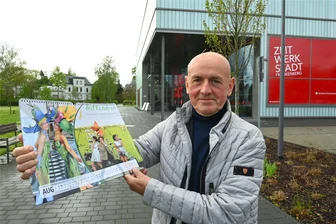 Landesgartenschau Frankenberg: Ein Rundgang fünf Jahre nach der Eröffnung - Fünf Jahre nach dem Auftakt der Landesgartenschau in Frankenberg steht der ehemalige Geschäftsführer Lutz Raschke an der Stelle, an der damals die Gäste durch ein Tor auf das Gelände in der Zschopauaue eingelassen wurden. Er zeigt einen Kalender, den er mit seinen eigenen Fotos vom Gartenfestival gestaltet hat.