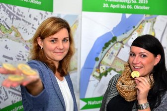 Landesgartenschau wirbt auf Messe in Plauen - Anja Sparmann (l.) und Stephanie Riedel werben schon jetzt für die Landesgartenschau, die 2019 in Frankenberg stattfindet.