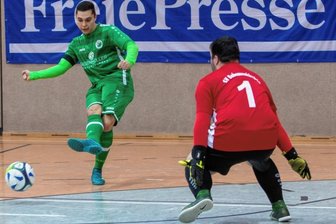 Landesklasse-Duo souverän weiter - Fünf Spiele, fünf Siege - Merkur Oelsnitz stürmte am Mittwochabend souverän in die Zwischenrunde um den Hallenpokal der "Freien Presse". Zum Start gab es für Merkur ein glattes 9:0 gegen die SpG Bobenneukirchen/Burgstein. Hier überwindet Lukas Prang deren Torhüter Timeon Roth. 