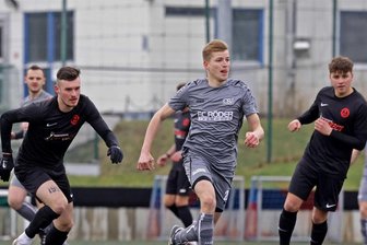 Landesklasse-Reform: Wie es laufen soll und was die Vereine aus Westsachsen dazu sagen - Viel Bewegung - in dieser Saison auch außerhalb des Spielfeldes in der Fußball-Landesklasse. Ob die Derbys zwischen dem Oberlungwitzer SV (am Ball: Martin Falke) und dem Meeraner SV (Julian Rudolph links, Nils Wallasch rechts) durch die verschärften Abstiegsregeln noch umkämpfter werden? 