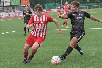 Landesklasse: Stollberger Fußballer in Meerane unter Zugzwang - Eric Schumacher (l.), hier bei einem Test gegen die eigene A-Jugend, erzielte gegen Reichenbrand den einzigen Stollberger Treffer.