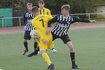 Landesklasse: Stollberger Fußballer wollen Klassenerhalt endgültig festzurren - Im Hinspiel unterlagen die Stollberg um Til Fischer (rechts) den Schneebergern klar mit 0:3. Nun soll die Revanche her.