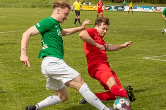 Landesklasse: Thalheimer Fußballer patzen im Aufstiegsrennen - Zwei der drei Torschützen im direkten Duell: Tommy Barthold vom SV Tanne traf doppelt, Felix Klein-Heinzmann einmal. Am Ende jubelten allerdings nur die in Rot gekleideten Gastgeber des TSV Ifa.