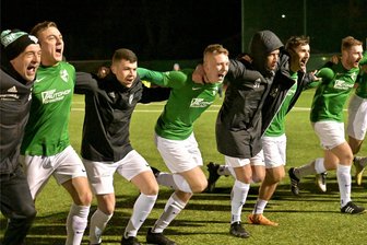 Landesklasse: Thalheimer klettern nach Sieg gegen Stollberg an die Tabellenspitze - Hey, hey, Tabellenführung: Die Thalheimer Fußballer feiern ihren Derbysieg über den FC Stollberg.
