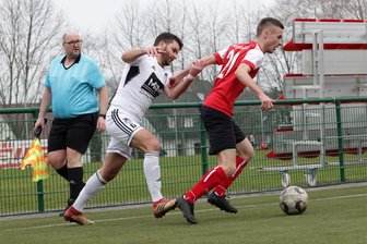 Landesklasse: Warum die Fußballer des Oberlungwitzer SV den SC Syrau aus der Liga schießen möchten - Der OSV - hier mit Max Clauß (r.) gegen den Syraurer Clemens Zierold - ist für Sonntag sehr motiviert.