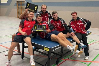 Landesliga-Auftakt: Schwarzenberger Tischtennisspieler tun sich schwerer als gedacht - Die Schwarzenberger freuten sich nach dem schwierigen Sieg gegen die Leutzscher Füchse gewaltig.