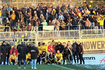 Landesliga-Kicker von Handwerk Rabenstein bringen Lok-Leipzig-Fans zum Motzen - So sehen glückliche Verlierer aus: Trotz des 0:3 bei Lok Leipzig feierten die Spieler und Fans von Handwerk Rabenstein den mutigen Auftritt im Achtelfinale des Landespokals.