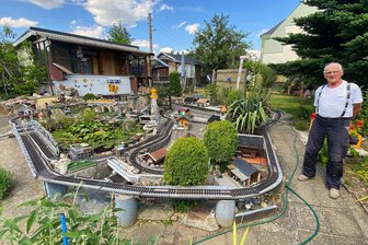 Landesmeister aus dem Erzgebirge? Pfiffige Kleingärtner wollen mit mehr Wildnis in den Beeten punkten - Peter Benker (72) hat eine Gartenbahnanlage in seiner Parzelle. Er ist im Kleingartenverein „Volksgesundheit“ seit 1979 dabei.