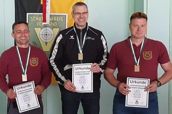 Landesmeisterschaft der Revolverschützen: Die Titel bleiben im Vogtland - Die Oelsnitzer Gildeschützen – von links Dirk Löffler, Jens Steindorf und Frank Zeibig – feierten bei der Landesmeisterschaft die erfolgreiche Titelverteidigung.