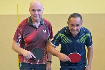 Landesmeisterschaften: Hohndorfer Tischtennis-Senioren wiederholen Erfolg des Vorjahres - Holger Staskiewicz (l.) und Uwe Wingeyer sind an der Tischtennisplatte nicht zu stoppen.