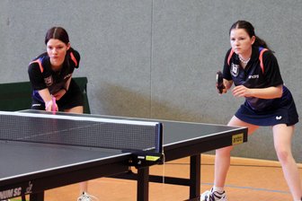 Landesmeisterschaften im Tischtennis: Zehn Prozent der Teilnehmer aus dem Vogtland - Lea Riedel (links) und Chantal Prochnau im Doppel bei den Landesmeisterschaften der Männer und Frauen in Wilkau-Haßlau. In ihren Einzel-Gruppen wurden sie Vierte.